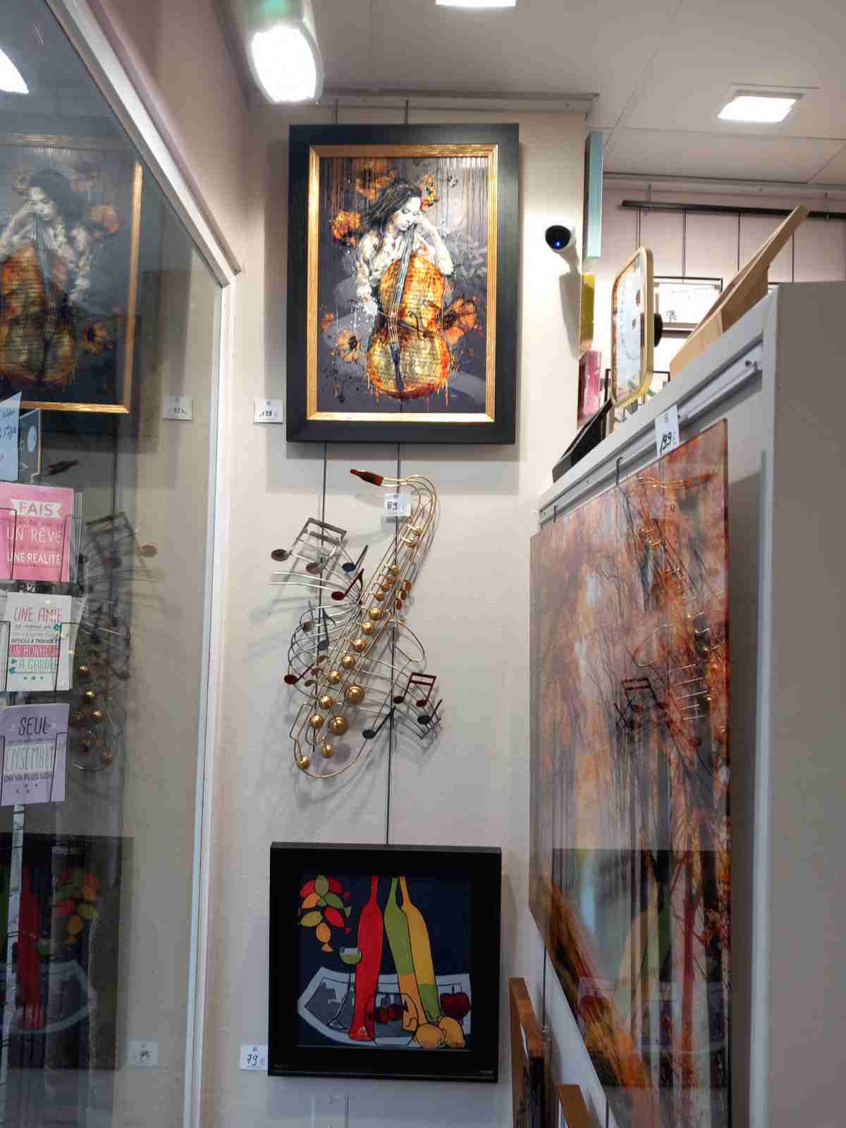 Cadre numéro 19 ; double cadre + sculpture couloir de la boutique Cadre numéro 19 ; double cadre + sculpture couloir de la boutique